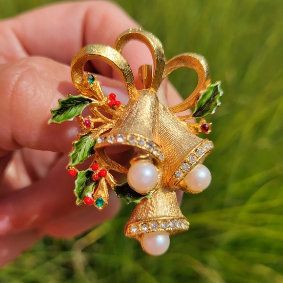 Vintage Christmas Bell Brooch ~ Unsigned ~ 1960s? ~ Rhinestone Embellished - Picture 12 of 16